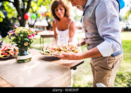 Familienfeier oder eine Gartenparty außerhalb im Hinterhof. Stockfoto