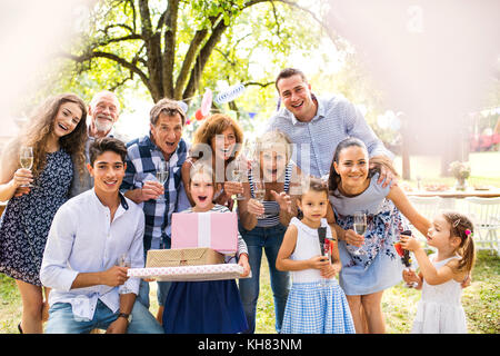 Familienfeier oder eine Gartenparty außerhalb im Hinterhof. Stockfoto
