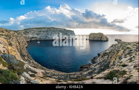 Panoramablick auf die Dwejra Bay mit dem Fungus Rock, Gozo, Malta Stockfoto