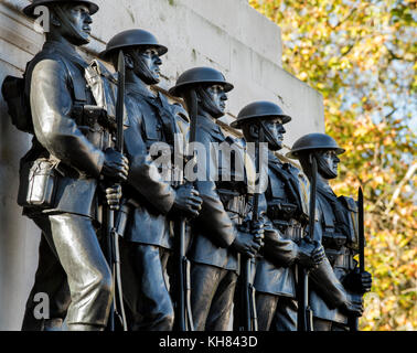 Die Wachen Memorial, auch als die Wachen Division War Memorial bekannt ist, ist ein outdoor Kriegerdenkmal auf der Westseite der Horse Guards Road, gegenüber Stockfoto