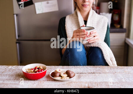 Nicht erkennbare Frau trinkt Kaffee. Stockfoto