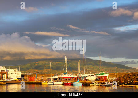 Boote und Schiffe im Hafen von Ponta Delgada auf Sao Miguel, Azoren Stockfoto