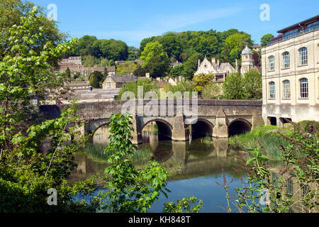 Malerische Altstadt Brücke und Lock-up auf dem Fluss Avon, Bradford-on-Avon, Wiltshire, Großbritannien Stockfoto