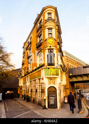 Der Black Friar Pub ist ein traditioneller Pub mit Henry Pools Jugendstilreliefs, die das Kloster widerspiegeln, das einst dort stand – London, England Stockfoto