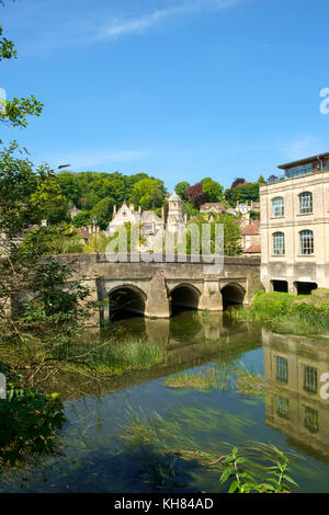 Malerische Altstadt Brücke und Lock-up auf dem Fluss Avon, Bradford-on-Avon, Wiltshire, Großbritannien Stockfoto