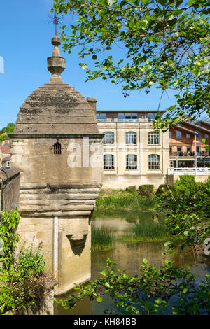 Malerische alte Lock-up auf Stadt Brücke über den Fluss Avon, Bradford-on-Avon, Wiltshire, Großbritannien Stockfoto