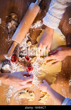 Junge Familie cookies zu Hause. Stockfoto