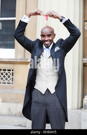 Der viermalige Olympiasieger Sir Mo Farah, nachdem er von Königin Elizabeth II. Bei einer Investiturzeremonie im Buckingham Palace, London, eine Ritterschaft erhalten hatte. Stockfoto