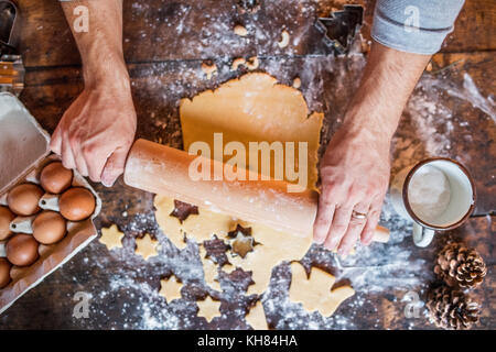 Lebkuchen backen Plätzchen zur Weihnachtszeit. Stockfoto
