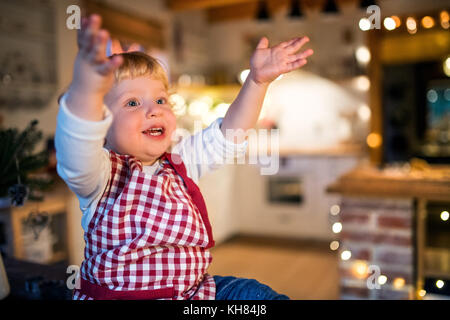 Toddler Boy, Gingerbread cookies zu Hause. Stockfoto