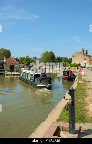 Frühlingssonne bringt Touristen nach Bradford Wharf und Bradford Lock auf dem Kennet and Avon Canal in Bradford on Avon, Wiltshire, Großbritannien Stockfoto