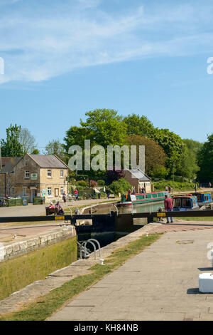 Frühlingssonne bringt Touristen nach Bradford Wharf und Bradford Lock auf dem Kennet and Avon Canal in Bradford on Avon, Wiltshire, Großbritannien Stockfoto