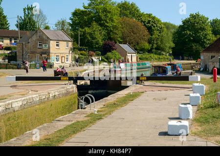 Frühlingssonne bringt Touristen nach Bradford Wharf und Bradford Lock auf dem Kennet and Avon Canal in Bradford on Avon, Wiltshire, Großbritannien Stockfoto