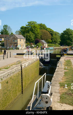 Frühlingssonne bringt Touristen nach Bradford Wharf und Bradford Lock auf dem Kennet and Avon Canal in Bradford on Avon, Wiltshire, Großbritannien Stockfoto