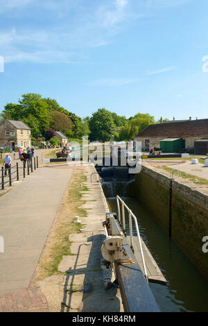 Frühlingssonne bringt Touristen nach Bradford Wharf und Bradford Lock auf dem Kennet and Avon Canal in Bradford on Avon, Wiltshire, Großbritannien Stockfoto