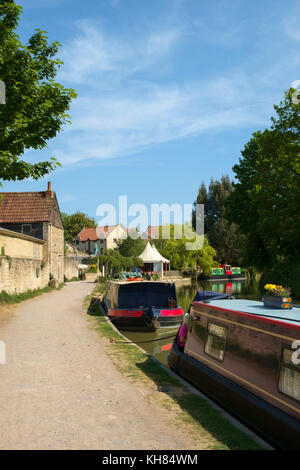 Bunte Kanal Boote in der Nähe von Bradford Wharf und Bradford Lock auf dem Kennet and Avon Canal in Bradford on Avon, Wiltshire, Großbritannien Stockfoto