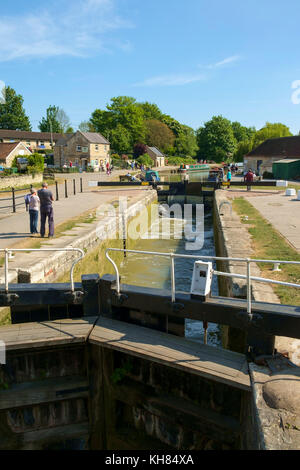 Frühlingssonne bringt Touristen nach Bradford Wharf und Bradford Lock auf dem Kennet and Avon Canal in Bradford on Avon, Wiltshire, Großbritannien Stockfoto