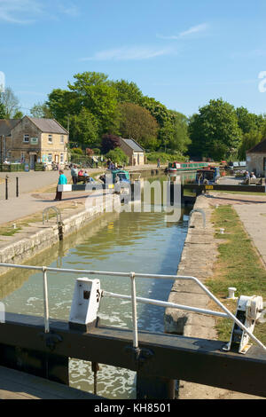 Frühlingssonne bringt Touristen nach Bradford Wharf und Bradford Lock auf dem Kennet and Avon Canal in Bradford on Avon, Wiltshire, Großbritannien Stockfoto