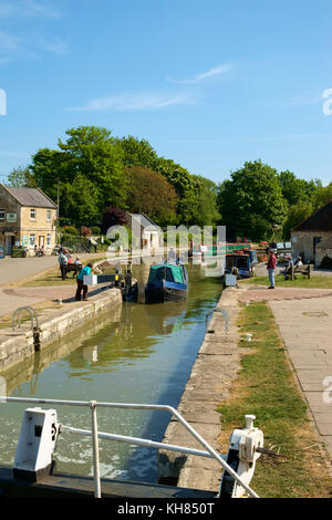 Frühlingssonne bringt Touristen nach Bradford Wharf und Bradford Lock auf dem Kennet and Avon Canal in Bradford on Avon, Wiltshire, Großbritannien Stockfoto