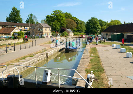 Frühlingssonne bringt Touristen nach Bradford Wharf und Bradford Lock auf dem Kennet and Avon Canal in Bradford on Avon, Wiltshire, Großbritannien Stockfoto