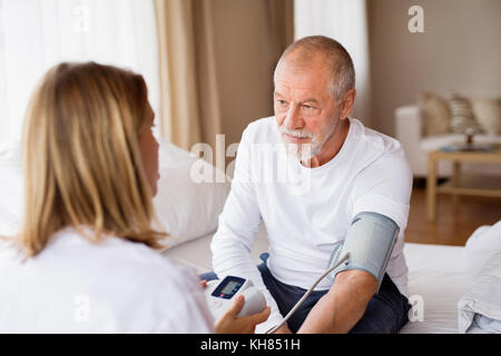 Gesundheit Besucher und ein älterer Mann im Hause besuchen. Stockfoto