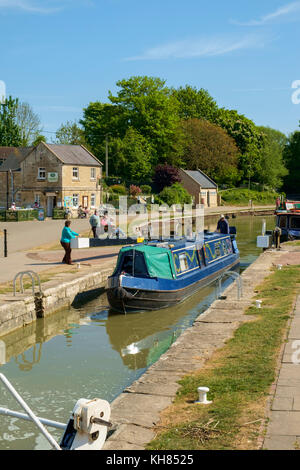 Frühlingssonne bringt Touristen nach Bradford Wharf und Bradford Lock auf dem Kennet and Avon Canal in Bradford on Avon, Wiltshire, Großbritannien Stockfoto