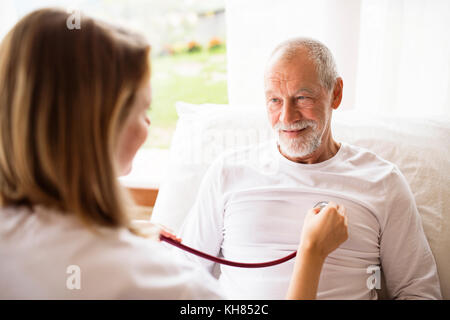 Gesundheit Besucher und ein älterer Mann im Hause besuchen. Stockfoto