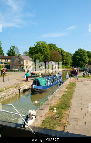 Frühlingssonne bringt Touristen nach Bradford Wharf und Bradford Lock auf dem Kennet and Avon Canal in Bradford on Avon, Wiltshire, Großbritannien Stockfoto