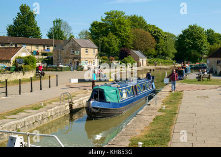 Frühlingssonne bringt Touristen nach Bradford Wharf und Bradford Lock auf dem Kennet and Avon Canal in Bradford on Avon, Wiltshire, Großbritannien Stockfoto