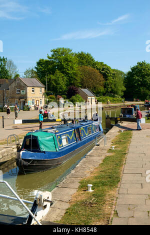 Frühlingssonne bringt Touristen nach Bradford Wharf und Bradford Lock auf dem Kennet and Avon Canal in Bradford on Avon, Wiltshire, Großbritannien Stockfoto