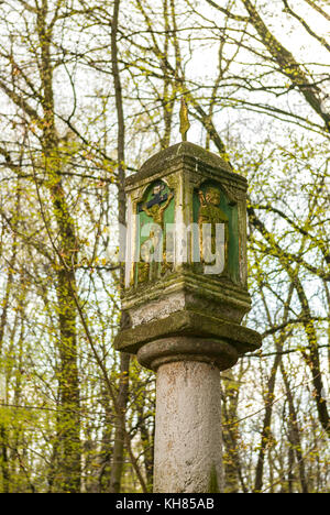 Katholische Bildstock in der laske Auenwald in der Nähe von ralbitz, Sachsen, Oberlausitz, Deutschland. Stockfoto