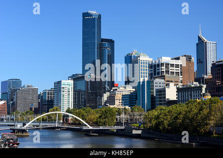 Evan walker Brücke über den Fluss Yarra in Richtung northbank Skyline der Stadt in Melbourne, Victoria, Australien Stockfoto