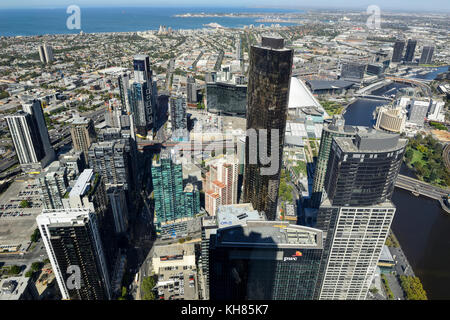 Blick auf das Stadtzentrum und den Fluss Yarra von der Oberseite der Eureka Tower, im Bezirk Southbank, Melbourne, Victoria, Australien Stockfoto