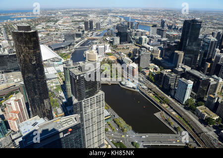 Blick auf das Stadtzentrum und den Fluss Yarra von der Oberseite der Eureka Tower, im Bezirk Southbank, Melbourne, Victoria, Australien Stockfoto