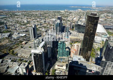 Blick auf das Stadtzentrum und den Fluss Yarra von der Oberseite der Eureka Tower, im Bezirk Southbank, Melbourne, Victoria, Australien Stockfoto