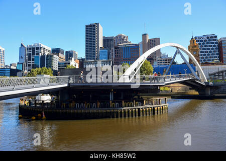 Ponyfish Bar/Restaurant unterhalb des Evan walker Brücke über den Fluss Yarra in Richtung northbank Skyline der Stadt in Melbourne, Victoria, Australien Stockfoto