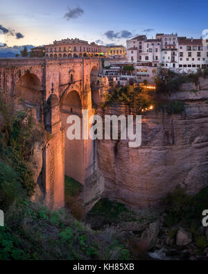 RONDA, SPANIEN - 23. NOVEMBER 2016: die Brücke Puente Nuevo in Ronda, Spanien. Die Puente Nuevo ist das neueste und größte der drei Brücken, die sich über die 120-m Stockfoto