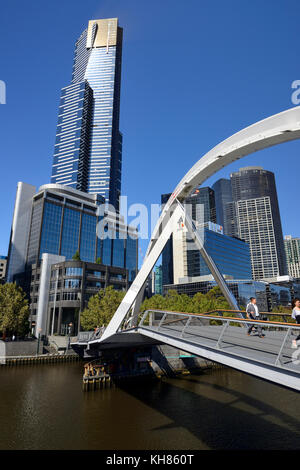 Evan walker Brücke über den Fluss Yarra in Richtung southbank Skyline der Stadt in Melbourne, Victoria, Australien Stockfoto