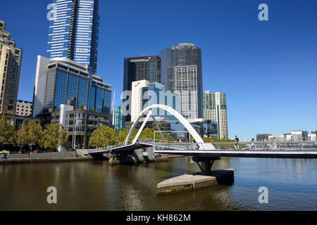 Evan walker Brücke über den Fluss Yarra in Richtung southbank Skyline der Stadt in Melbourne, Victoria, Australien Stockfoto