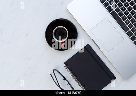 Kaffee Tasse Laptop Notebook und Brillen auf weißem Hintergrund Stockfoto