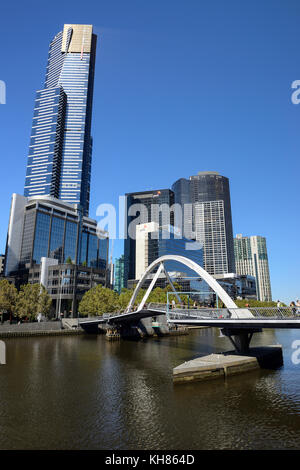 Evan walker Brücke über den Fluss Yarra in Richtung southbank Skyline der Stadt in Melbourne, Victoria, Australien Stockfoto