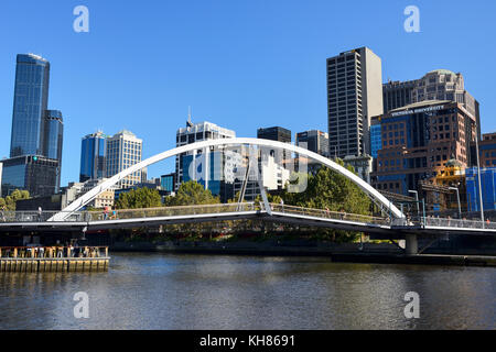 Evan walker Brücke über den Fluss Yarra in Richtung northbank Skyline der Stadt in Melbourne, Victoria, Australien Stockfoto