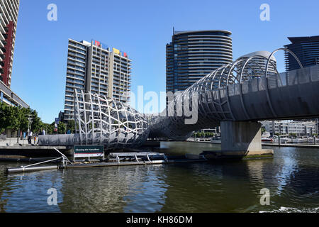 Webb Brücke über den Fluss Yarra Yarra's Edge Marina in Melbourne, Victoria, Australien Stockfoto