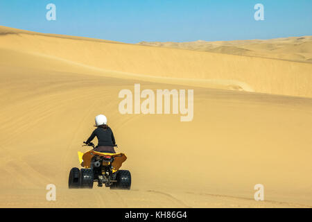 Quad fahren - zwei glückliche Biker im Sand der Wüste. Stockfoto