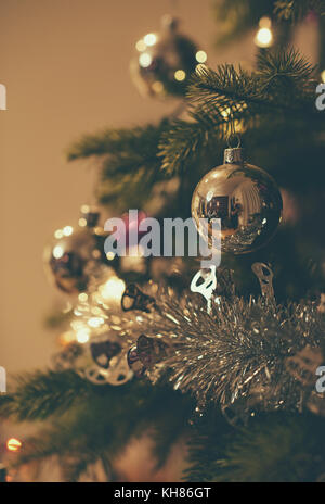 Vintage Christmas Tree mit silbernen Verzierungen Stockfoto