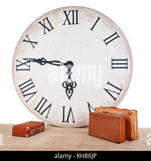 Vintage Classic Brown Lederkoffer und große Uhr. Weltzeit in Innenraumkonzept. Ferienhäuser reisen urlaub Hintergrund. Stockfoto