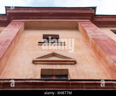 Close-up Teil der alten Gebäude mit kleinen Fenstern. Untere Winkel schoß. Stockfoto