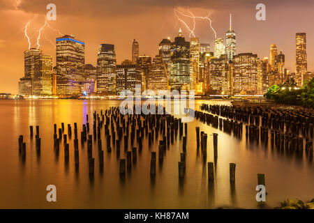 Manhattan Skyline New York Skyline Gewitter über der Wolkenkratzer mit Brooklyn alte Pier 1 Holz-pilings New York City New York State USA Stockfoto