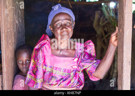 Eine alte Frau in Uganda in einer traditionellen ugandischen Kostüm ('Gomesi' oder 'Busuuti') charakteristisch für die Stämme des Busoga und Buganda. Stockfoto