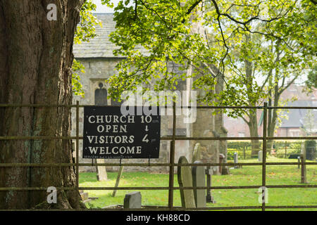 Teilweise mit Blick auf die Ecke der Kirche von Saint Margaret (Grad 1) & Friedhof mit Grabsteinen - Millington, East Yorkshire, England, UK. Stockfoto